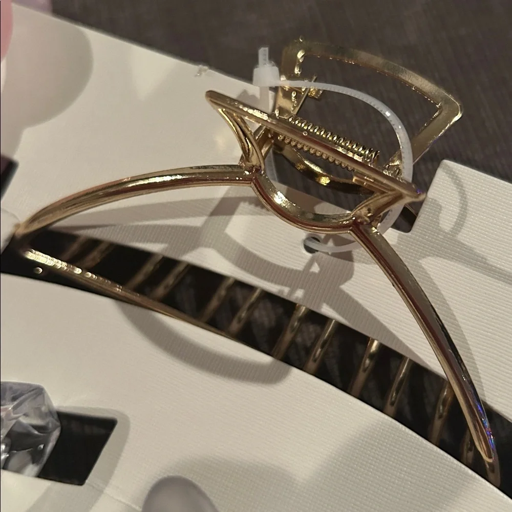 EMBERLY Hairclaws 4 pack NWT